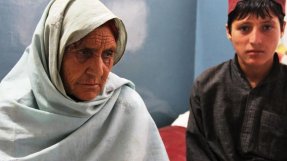 Gul Bibi och hennes barnbarn lever som internflyktingar i nordvästra Pakistan. FOTO: Noor Muhammad