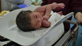 En av de första bebisarna som föddes på den nya förlossningsavdelningen på sjukhuset i stadsdelen Dasht-e-Barchi i Kabul. 
