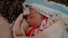 <p>På vårt sjukhus i Khost, Afghanistan, har vi i genomsnitt fler än 60 förlossningar varje dag. Det är inte samma barn på bilden som i texten.</p>
På vårt sjukhus i Khost, Afghanistan, har vi i genomsnitt fler än 60 förlossningar varje dag.