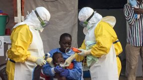 Ett nio månader gammalt barn tas om hand på Läkare Utan Gränsers ebolacenter
