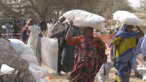 Tillsammans med lokala myndigheter har vi delat ut paket med filtar, presenningar och myggnät till 6000 personer i Tchad.