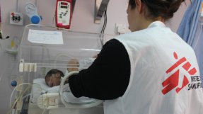 Vår sjuksköterska på neonatalavdelningen i Irbid observerar bebisen Adbullah. Hans mamma är flykting från Syrien.