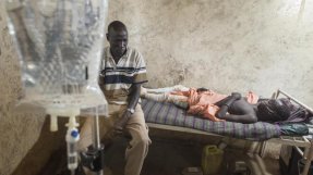 14-åriga Kume Saadi Kuonys pappa vakar över sin svårt skadade son på vårt sjukhus i Sydsudan.