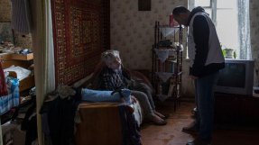Hembesök hos Valentina, 76, och Nikolai, 77, i Debaltseve. Nikolai lider av kroniska hjärtproblem och är sängliggande. Han är helt beroende av sin fru som i sin tur är beroende av våra team för att få tillgång till de läkemedel de behöver. Foto: Jon Levy