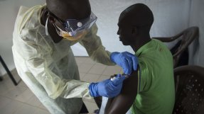 En hälsoarbetare på Donka-sjukhuset i Conakry, Guinea, deltar i studien för ett ebolavaccin. 