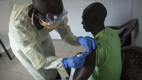 En hälsoarbetare på Donka-sjukhuset i Conakry, Guinea, deltar i studien för ett ebolavaccin. En hälsoarbetare på Donka-sjukhuset i Conakry, Guinea, deltar i studien för ett ebolavaccin.