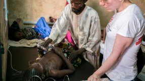 Jessica Svefors arbetar för närvarande i Niger där ett utbrott av hjärnhinneinflammation krävt hundratals liv. FOTO: Sylvain Cherkaoui