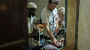Ali Ousmane, 53 år, från Marabout tar hand om sin 11 år gamla dotter Bariratou som har feber och övervakas av vår läkare Jessica. FOTO: Sylvain Cherkaoui
