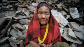 Anartha Gurung, 65, befinner sig i en by i området Gorkha. Vårt team var det första som lyckades ta sig fram till den avlägsna byn.