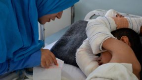 En åttaåring har fått sina skador omsedda på vårt traumacenter i Kunduz-provonsen. Bilden är tagen i maj. Foto: Mathilde Vu