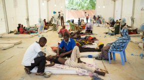 En patient med hjärnhinneinflammation får vård på en specialmottagning som drivs av Läkare Utan Gränser och hälsoministeriet i Nigers huvudstad Niamey. FOTO: Sylvain Cherkaoui