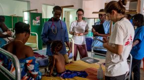 <p>Ett barn får hjälp på vårt sjukhus i Bafata, Guinea-Bissau. </p>
Ett barn får hjälp på vårt sjukhus i Bafata, Guinea-Bissau.