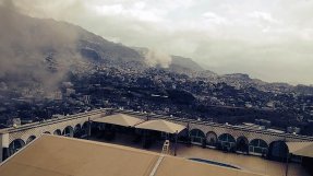 Staden Taiz i Jemen under ett luftangrepp.