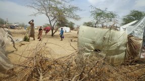 I de tillfälliga flyktinglägren i Bosso och Nguigmi lever 17 000 människor under svåra förhållanden. Bara i juni vårdade våra team fler än 2 500 människor. I Niger lever 17 000 människor i tillfälliga flyktingläger i Bosso och Nguigmi under svåra förhållanden. Bara i juni vårdade Läkare Utan Gränsers team fler än 2 500 människor.