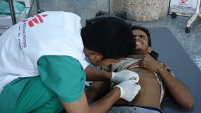 En patient behandlas på vårt sjukhus i Aden i södra Jemen. En patient behandlas på vårt sjukhus i Aden i södra Jemen.