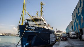 Räddningsfartyget Dignity i hamnen i Barcelona.Det är Läkare Utan Gränsers tredje fartyg som ska ingå i insatsen för att hjälpa människor som flyr över Medelhavet. 