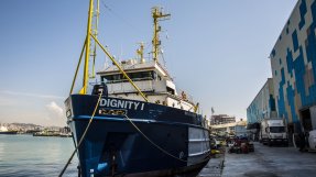 Räddningsfartyget Dignity i hamnen i Barcelona.Det är Läkare Utan Gränsers tredje fartyg som ska ingå i insatsen för att hjälpa människor som flyr över Medelhavet. Räddningsfartyget Dignity i hamnen i Barcelona.Det är Läkare Utan Gränsers tredje fartyg som ska ingå i insatsen för att hjälpa människor som flyr över Medelhavet.