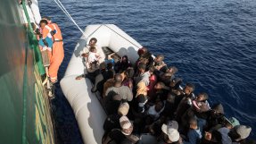 Under en räddningsinsats den 3 juli räddades 104 männiksor som försökte korsa Medelhavet i en gummibåt.