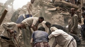 Flyganfallen i Jemen orsakar förstörelse och kräver många civila dödsoffer.