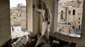En man tittar på skador orsakade av den serie flyganfall som nu genomförs av det saudiarabiska flygvapnet i ett tätbefolkat område i Sanaa. En man tittar på skador orsakade av den serie flyganfall som nu genomförs av det saudiarabiska flygvapnet i ett tätbefolkat område i Sanaa.