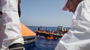 Räddningsinsatsen efter att en träbåt kapsejsade på Medelhavet i onsdags. Hundratals personer drunknade i olyckan utanför Libyens kust.