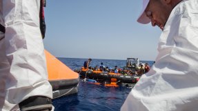 Räddningsinsatsen efter att en träbåt kapsejsade på Medelhavet i onsdags. Hundratals personer drunknade i olyckan utanför Libyens kust. 