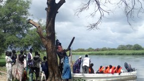 Båtambulansen lägger ut från Kuemdoc, en isolerad by i norra Sydsudan. Sex allvarligt sjuka patienter tas till sjukhuset i Old Fangak. Båtambulansen lägger ut från Kuemdoc, en isolerad by i norra Sydsudan. Sex allvarligt sjuka patienter tas till sjukhuset i Old Fangak.