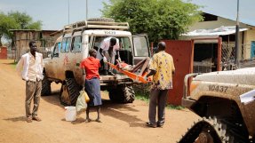 En man som kommit från Mayom, med misstänkt kolera, får hjälp på sjukhuset i Agok, Sydsudan. 