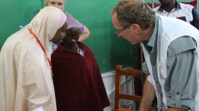 <p>En kirurg från Läkare Utan Gränser pratar med en patient som lider av sjukdomen noma. </p>
En kirurg från Läkare Utan Gränser pratar med en patient som lider av sjukdomen noma.