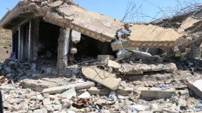 <p>Här i Sa’ada-provinsen i norra Jemen har vägar och byggnader helt förstörts efter upprepade bombattacker.</p>
Bombattacker i Saada i Jemen har förstört vägar och byggnader