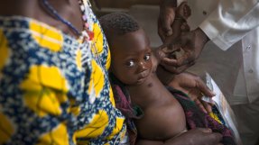 En liten pojke i Mali undersöks av läkare. Han har diagnostiserats med lunginflammation och undernäring. 
