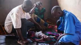 Ett barn med malaria får hjälp på sjukhuset i Bria, Centralafrikanska republiken. 