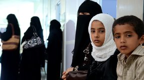 msf161117-jemen-taiz-webb.jpg En mamma tillsammans med sina barn på sjukhuset i Taiz, Jemen.
