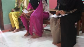 <p>Kvinnor i väntsalen på vår klinik i Kamrangirchar, Bangladesh.</p>
Kvinnor i väntsalen på vår klinik i Kamrangirchar, Bangladesh.