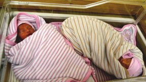 För tidigt födda tvillingar återhämtar sig på sjukhuset i Dasht-e-Barchi.