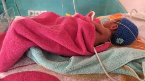 Ett nyfött barn får hjälp med andningen på ett av våra sjukhus i Pakistan.