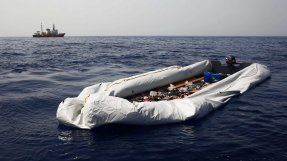 En tom gummibåt efter en räddningsinsats på Medelhavet. 