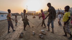 Barn som leker i ett flyktingläger i Sydsudan.