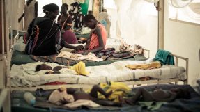 <p>Sjukhuset är det enda sjukhus som finns i skyddslägret Bentiu, Sydsudan. Där behandlar vi bland annat, utöver malaria, undernäring och ger akutvård dygnet runt.</p>
Sjukhuset är det enda sjukhus som finns i skyddslägret. Där behandlar vi bland annat, utöver malaria, undernäring och ger akutvård dygnet runt.