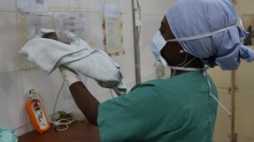 Ett nyfött barn på sjukhuset i Jahun, Nigeria. 