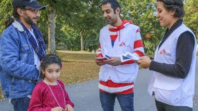 Kulturtolkarna Basel och Sanna pratar med en man som flytt från Syrien med sin dotter. Kulturtolkarna Basel och Sanna pratar med en man som flytt från Syrien med sin dotter.