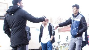 Kulturtolken Masoud hälsar på några av de asylsökande i Skaraborg. Kulturtolken Masoud hälsar på några av de asylsökande i Skaraborg.