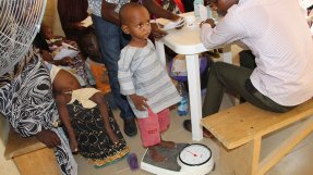 <p>På våra vårdcentraler i Maiduguri, nordöstra Nigeria, screenar vi alla barn upp till 15 år för undernäring. </p>
På våra vårdcentraler i Maiduguri, nordöstra Nigeria, screenar vi alla barn upp till 15 år för undernäring.