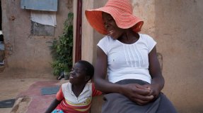 Florence och Tanya är två av de första patienterna som skrevs in på vår klinik i Epworth, Zimbabwe. Florence och Tanya är två av de första patienterna som skrevs in på vår klinik i Epworth, Zimbabwe.