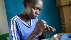 <p>Diabetessjuka Bagat Adshar testar sitt blodsocker på Agok-sjukhuset i Sydsudan.</p>
Diabetessjuka Bagat Adshar testar sitt blodsocker på Agok-sjukhuset i Sydsudan.