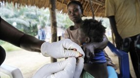 Ett barn testas för sömnsjuka genom blodtest i Mbelo, Kongo-Kinshasa.