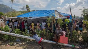 <p>När orkanen Matthew träffade Haiti 2016 isolerades många byar och våra team jobbade hårt med att nå människor på landsbygden.</p>
När orkanen Matthew träffade Haiti 2016 isolerades många byar och våra team jobbade hårt med att nå människor på landsbygden.
