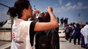 I samband med konflikten i Libyen flydde många människor till ön Lampedusa utanför Italien. Här tar en av våra medarbetare hand om en man som just kommit till ön i en gammal fiskebåt.