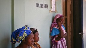Kvinnor väntar utanför mödravårdsavdelningen på sjukhuset i Am Timan, Tchad.
