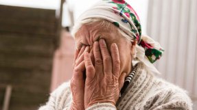 82-åriga Taisiya Gregorivnas hus i Ukraina har träffats flera gånger av granater. 